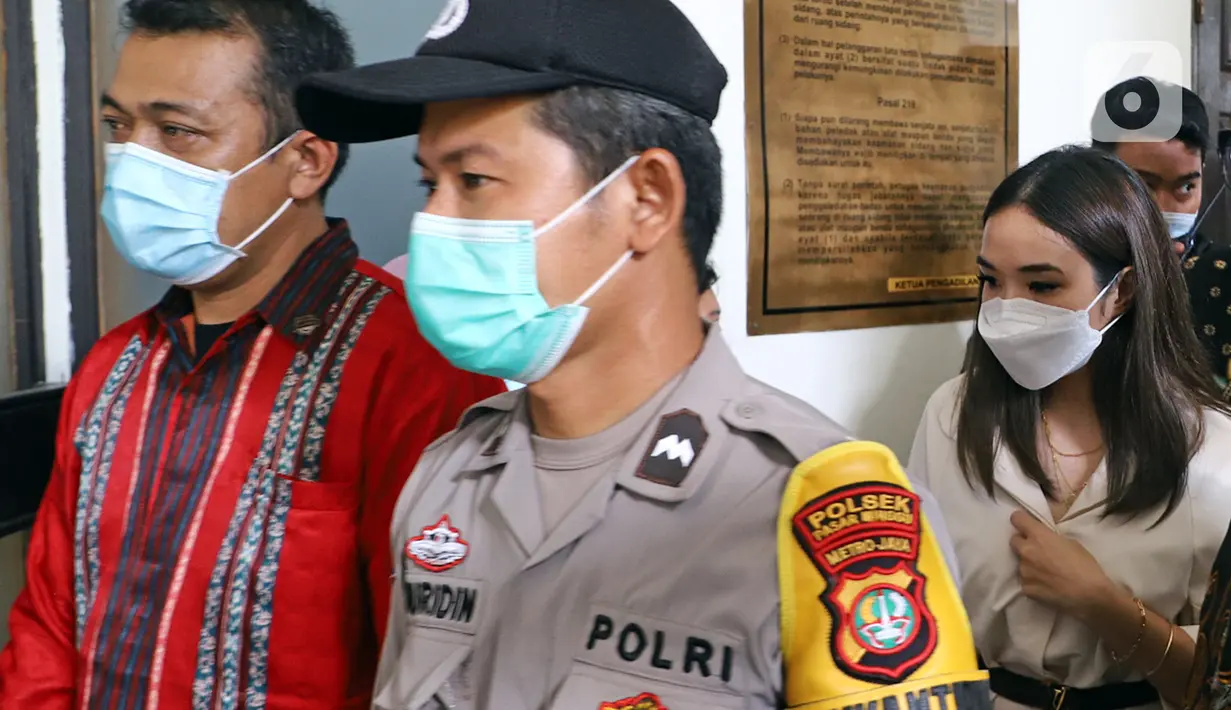 Artis Gisella Anastasia atau Gisel saat tiba di Pengadilan Jakarta Selatan, Selasa (23/3/2021). Sidang kasus penyebar video syur Gisel dan Michael Yukinobu Defretes digelar secara tertutup. (Liputan6.com/Herman Zakharia)