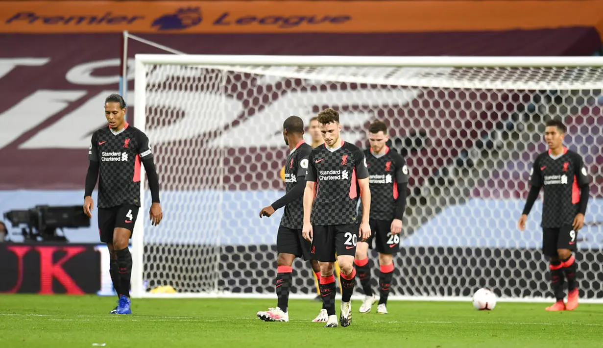 Para pemain Liverpool bereaksi usai pemain Aston Villa Ollie Watkins mencetak gol ke gawang mereka pada pertandingan Liga Premier Inggris di Stadion Villa Park, Birmingham, Inggris, Minggu (4/10/2020). Aston Villa mengalahkan Liverpool 7-2. (Peter Powell/Pool via AP)