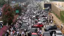Ratusan massa berkonvoi mengawal Rizieq Shihab usai tiba di Bandara Soekarno-Hatta, Tangerang, Banten, Selasa (10/11/2020). Konvoi tersebut dilakukan untuk mengawal perjalan Rizieq Shihab menuju kediamannya di Petamburan, Jakarta. (Liputan6.com/Angga Yuniar)