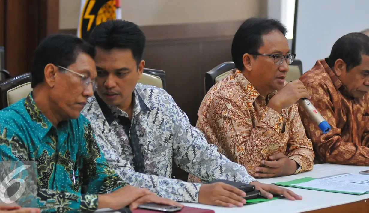 Salah satu anggota DEN memaparkan hasil sidang ke 19 di Kementrian ESDM, Jakarta, Senin (14/11). Sidang tersebut membahas perkiraan pencapaian target energi baru terbarukan dalam Rencana Umum Energi Nasional pada tahun 2017. (Liputan6.com/Angga Yuniar)