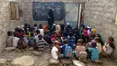 Anak-anak Yaman yang terlantar menghadiri kelas di gedung sekolah yang rusak, di provinsi barat Hodeidah yang dilanda perang (5/9/2021).  Banyaknya sekolah hancur di Yaman membuat nasib anak-anak di sana terlantar. (AFP/Khaled Ziad)