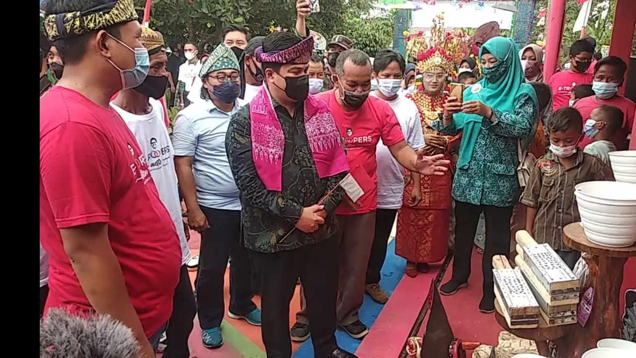 Erick Thohir melihat hasil pembangunan pos ronda dan galery UMKM di Sukarami Palembang. (Istimewa)