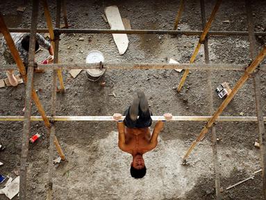 Aksi akrobatik pekerja konstruksi Cina bernama Shi Shenwei di Fujian, China, 28 September 2016. Shi terkenal karena aksi akrobatiknya yang diunggah ke media internet. (REUTERS/Thomas Peter)