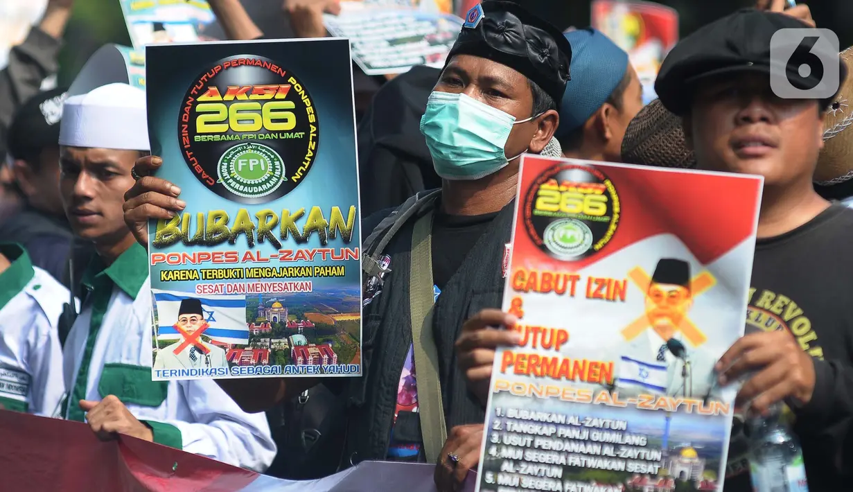 Massa dari Front Persaudaraan Islam (FPI) bersama Umat melakukan unjuk rasa di depan Gedung Kementerian Agama (Kemenag) Jakarta, Senin (26/6/2023). (merdeka.com/Imam Buhori)