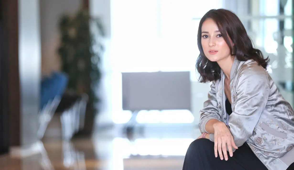 Sebagai pemeran Julie Estelle selalu berusaha selalu total dalam setiap peran yang diberikan. Begitu juga dalam film terbarunya Headshot. Ia dituntut untuk bisa beladiri sambil membawa pisau. (Adrian Putra/Bintang.com)