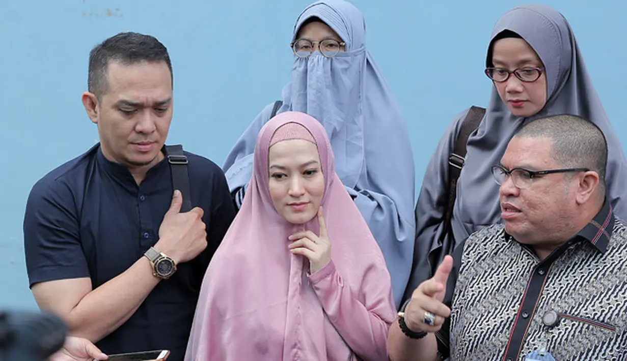 Terkait kasus hukumnya tersebut, Lyra dan suami serta kuasa hyukumnya juga sering bolak balik ke Polda. Selain sebagai tersangka, Lyra Virna juga melaporkan pemilik biro umrah ADA Tour. Keduanya sama-sama sebagai tersangka. (Deki Prayoga/Bintang.com)