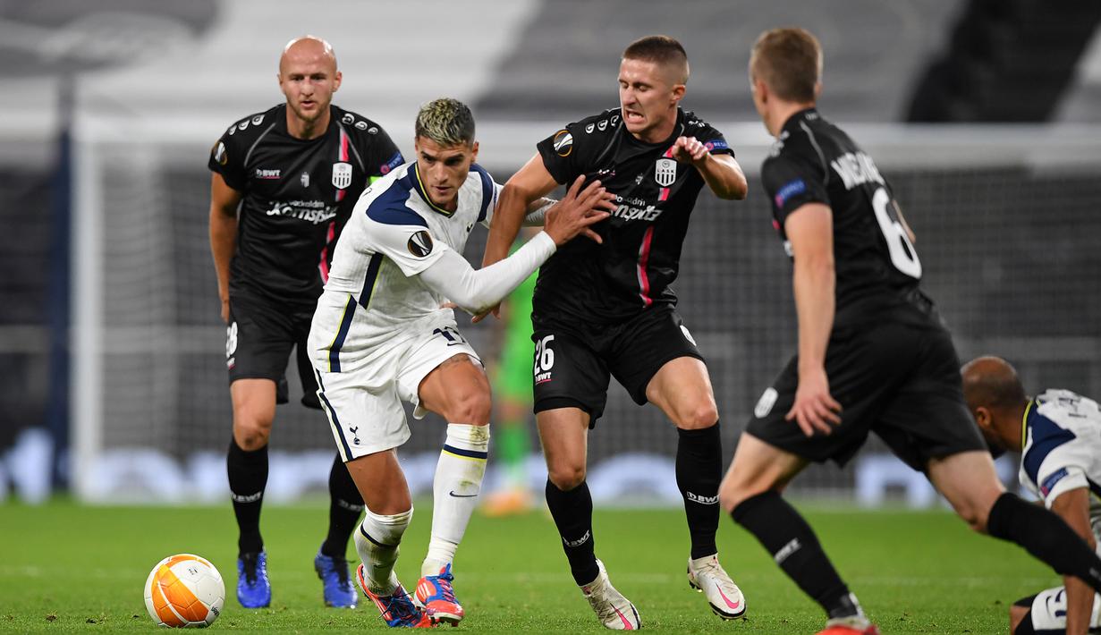 Gelandang Tottenham, Erik Lamela, berebut bola dengan bek LASK, Reinhold Ranftl, pada laga Grup J Liga Europa 2020/2021 di Tottenham Hotspurs Stadium, Jumat (23/10/2020) dini hari WIB. Tottenham menang telak 3-0 atas LASK. (AFP/Daniel Leal-Olivas)