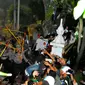 Petugas memukuli massa Aksi Damai 4 November saat terlibat bentrok, Jakarta, Jumat (4/11). Belum diketahui apa yang menyebabkan terjadinya bentrokan dari aksi yang awalnya damai ini. (Liputan6.com/Angga Yuniar)