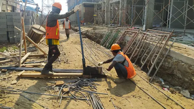 Meskipun Covid-19, tetapi dua orang pegawai bangunan tetap fokus bekerja, nampak mereka tengah mengerjakan pemotongan material besi yang akan digunakan dalam pembangunan gedung Stasiun Kereta Api Garut, Jawa Barat.