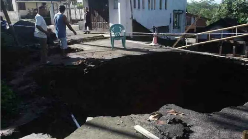 Lubang Besar Muncul di Tengah Jalan di Kabupaten Semarang