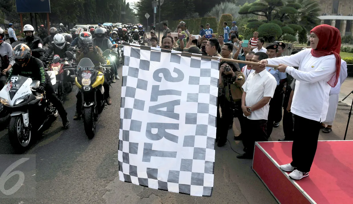 Menteri Sosial Khofifah Indar Parawansa secara simbolis melepas ratusan motor dan mobil peserta Parade Kebangsaan di TMP Kalibata, Jakarta, (1/11/2015). Pelepasan Parade Kebangsaan digelar dalam rangka Hari Kesetiakawanan Nasional.(Liputan6/JohanTallo)