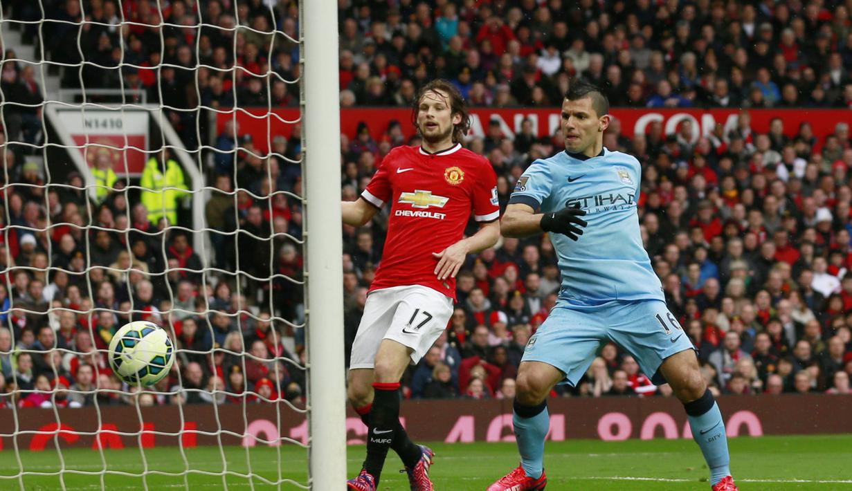 Sergio Aguero (kanan)  sukses membobol gawang David de Gea (Reuters / Jason Cairnduff )