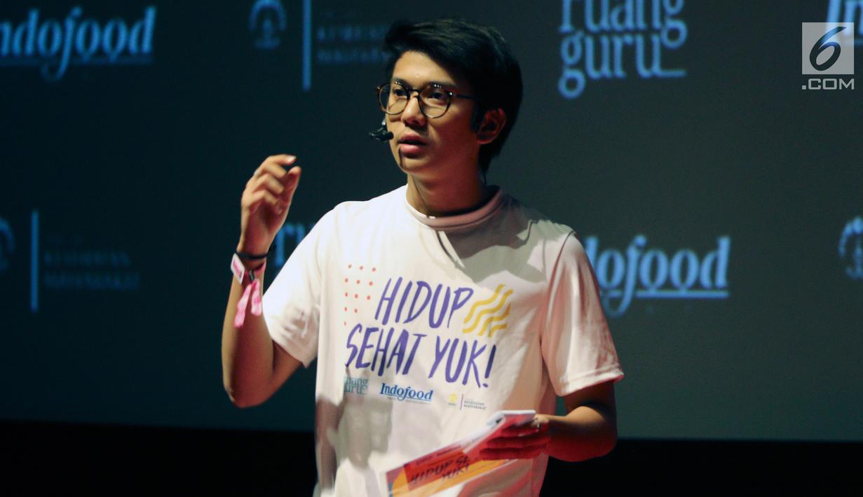 Brand Ambassador Ruangguru Iqbaal Ramadhan berbicara dalam peluncuran program Hidup Sehat Yuk di Jakarta, Minggu (22/7). Program ini berupa konten edukasi digital. (Liputan6.com/JohanTallo)