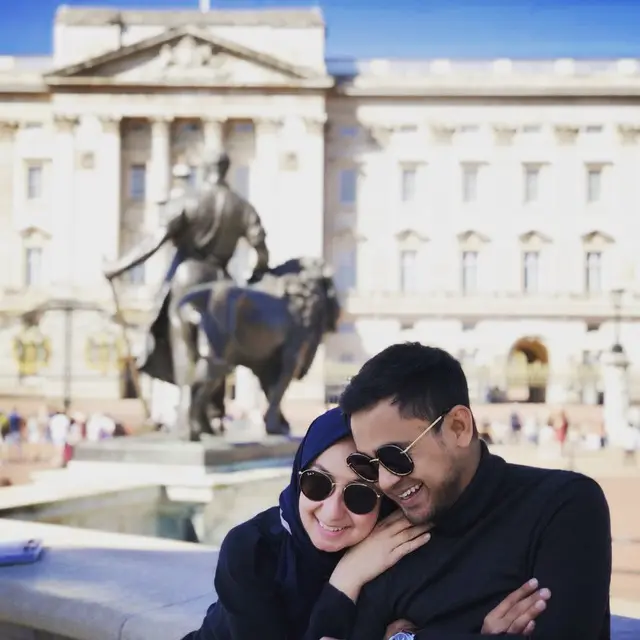 Potret mesra Ramzi dan istri