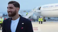 Alireza Jahanbakhsh dari Timnas Iran tersenyum saat tiba bersama rekan-rekan setimnya untuk turnamen Piala Dunia 2026 di Tijuana, Meksiko, Minggu, 7 Juni 2026. Jahanbakhsh mengenakan pin 168. (AP Photo/Gregory Bull)