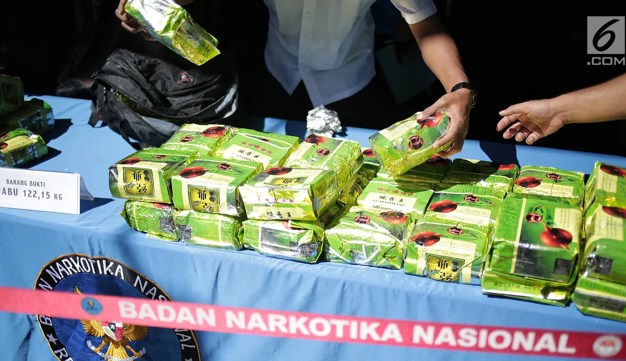 Petugas menata barang bukti narkotika jenis sabu saat rilis kasus penyelundupan narkotika di BNN, Jakarta, Kamis (2/5/2019). BNN mengungkap tiga kasus penyelundupan narkotika pada April 2019 dengan total barbuk sebanyak 122,15 kg sabu dari sejumlah daerah di Sumatera. (Liputan6.com/Faizal Fanani)