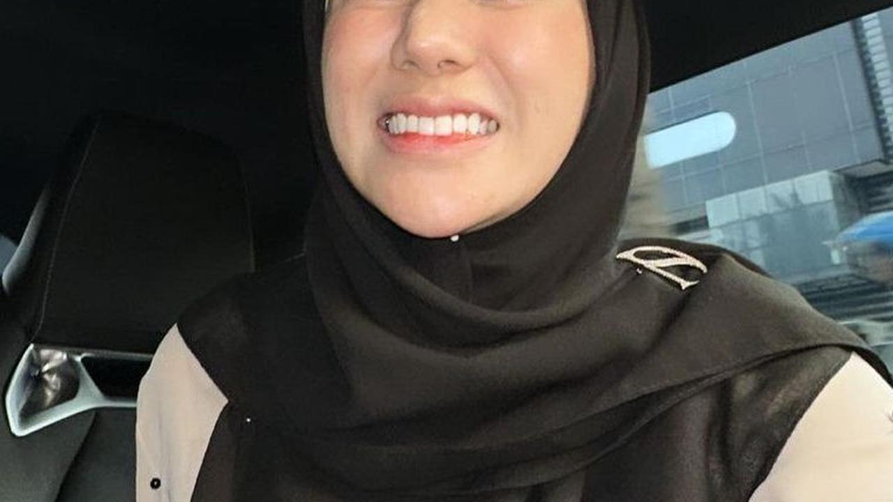 Tampil Kenakan Hijab, Clara Shinta Disebut Mirip Dhini Aminarti