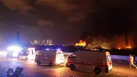Ambulans berdatangan ke lokasi ledakan di Beirut Lebanon. (AP)