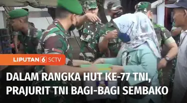 Memperingati Hari Ulang Tahun ke-77 TNI, sejumlah anggota TNI memberikan ribuan paket sembako kepada warga di Silang Monas, Gambir, Jakarta Pusat. Agar bisa mendapat paket sembako, warga pun rela antre panjang.
