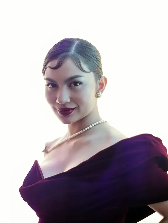 Potret penampilan luar biasa Ariel Tatum dipulas lipstik merah merona, yang serasi dengan outfit, makeup, dan gaya rambutnya. [Foto: Instagram/arieltatum]