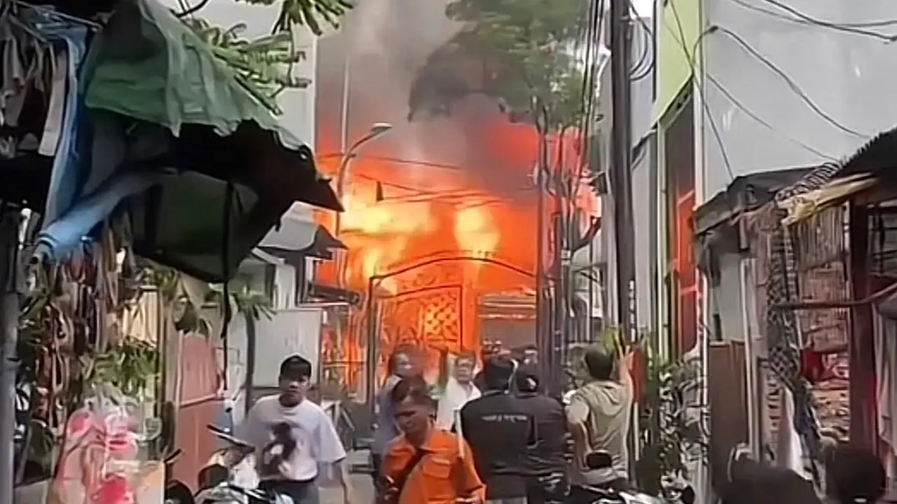 Kebakaran Lapak Rongksokan di Jakut, Angin Kencang Buat Api Tak Terkendali