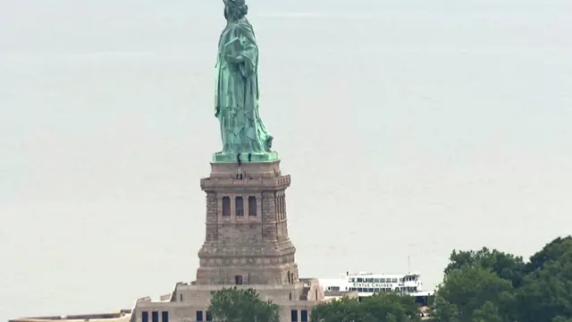 Wanita Panjat Patung Liberty