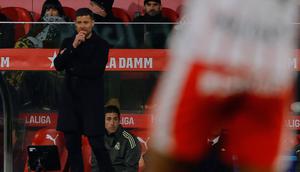Ekspresi Xabi Alonso di laga Girona vs Real Madrid di Montilivi di pekan ke-14 La Liga 2025/2026, Senin (01/12/2025) dini hari WIB. (AP Photo/Joan Monfort)