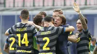 Manajer tim Inter Milan, Antonio Conte bersama para pemain merayakan gol yang dicetak bek Matteo Darmian ke gawang Hellas Verona dalam laga lanjutan Liga Italia 2020/2021 pekan ke-33 di San Siro Stadium, Milan, Minggu (25/4/2021). Inter menang 1-0 atas Verona. (AP/Antonio Calanni)