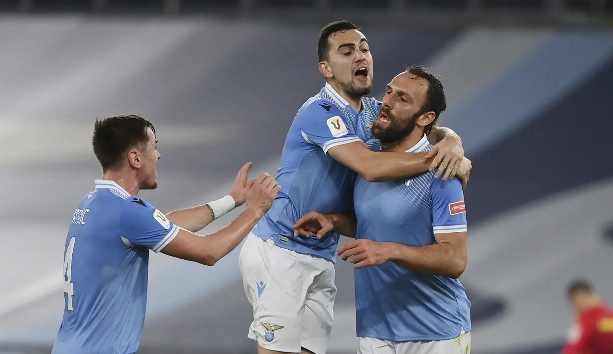 Penyerang Lazio, Vedat Muriqi (kanan) merayakan gol kedua timnya bersama rekan satu tim selama pertandingan babak 16 besar Coppa Italia di Stadion Olimpiade Roma di Roma, Italia (22/1/2021). Lazio melaju ke babak perempat final atau 8 besar Coppa italia 2020/2021. (Alfredo Falcone/LaPresse via AP)