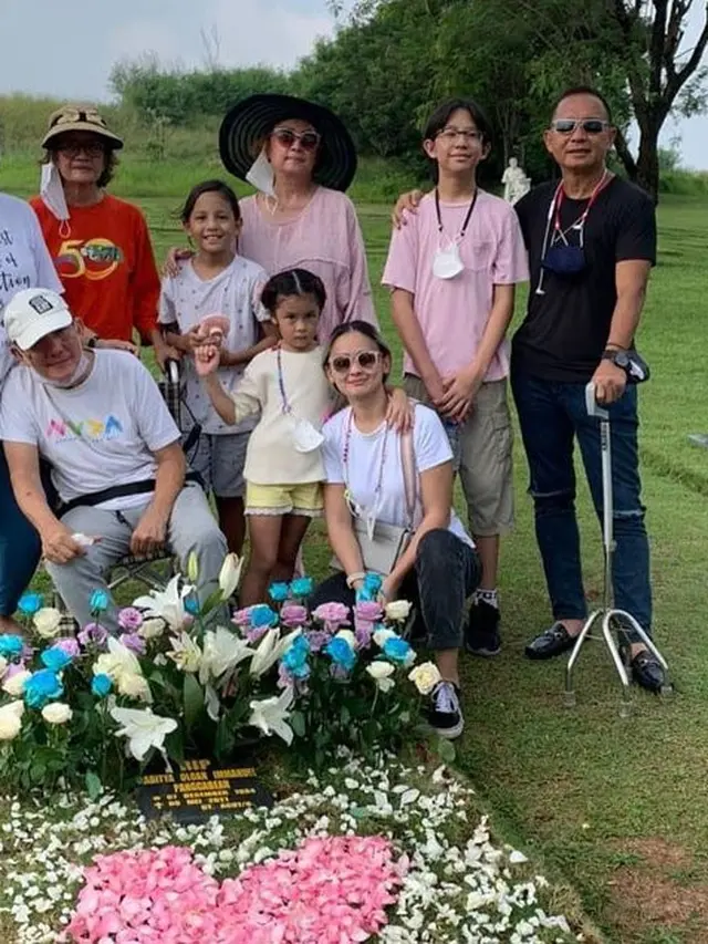 7 Momen Joanna Alexandra Bersama Anak Ziarah Ke Makam Raditya Oloan, Penuh Haru