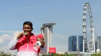 EMAS PERTAMA - Medali emas pertama Indonesia di ajang SEA Games 2015 didapat Marjuki dari cabang Kano. (Bola.com/Arief Bagus)