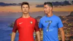 Cristiano Ronaldo dan patung lilin dirinya di Museum CR7 di Funchal, Madeira, Portugal (23/7). Museum tersebut berisi perjalanan karier Ronaldo selama bertahun-tahun menggeluti dunia lapangan hijau. (AFP PHOTO/Helder Santos)