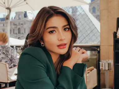 Belakangan ini banyak selebriti menjalani ibadah umrah ke tanah suci. Selain umrah, banyak pula yang menikmati momen liburan ke luar negeri seperti Nikita Willy bersama keluarga kecilnya, hingga Debi Sagita yang tengah mengunjungi Paris. Dalam momen liburannya ini para selebriti banyak membagikan momen serunya menikmati indahnya momen di media sosial Instagram. (Liputan6.com/IG/@debisagita)