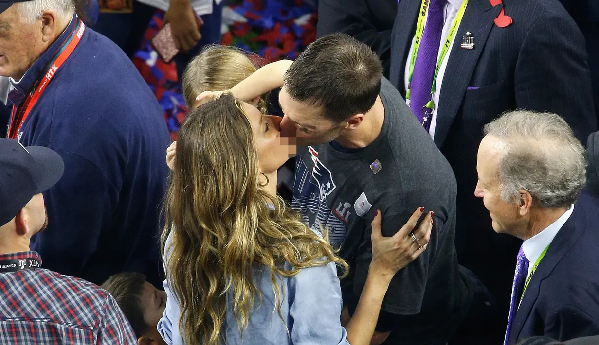 Pemain New England Patriots, Tom Brady mencium sang istri, Gisele Bundchen usai pertandingan antara Falcons Atlanta dan New England Patriots di Super Bowl LI di Stadion NRG, Houston, AS (5/2). (Bob Levey / Getty Images /AFP)