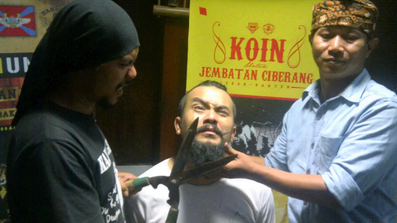 Artis Ini Lelang Jenggot untuk Bangun Jembatan yang Putus