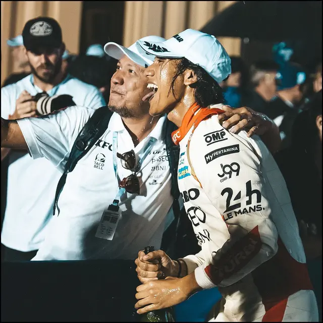 Naik Podium, Ini 7 Potret Selebrasi Sean Galael Juara di 1000 Miles Of Sebring