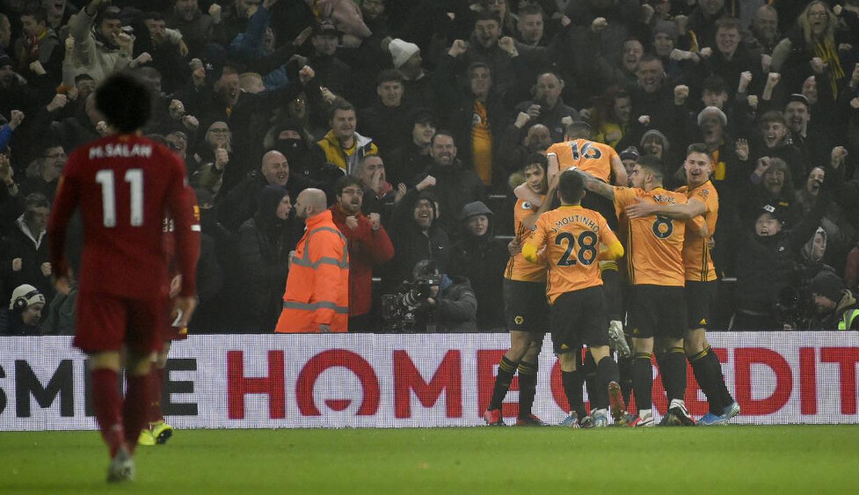 Pemain Wolverhampton Wanderers merayakan gol yang dicetak oleh Raul Jimenez ke gawang Liverpool pada laga Premier League di Stadion Molineux, Kamis (23/01/2020). Liverpool menang dengan skor 2-1. (AP/Rui Vieira)