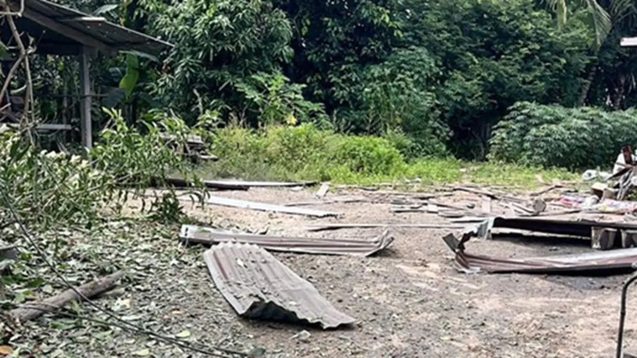 Puing-puing rumah yang rusak akibat serangan roket di Distrik Kap Choeng, Provinsi Surin, Thailand, pada Kamis (24/7/2025).