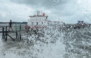 Gelombang tinggi dan angin kencang menghantam pesisir Jakarta, Kamis (9/1/2020). Pemprov DKI Jakarta melalui Dinas Sumber Daya Air (SDA) memetakan kawasan yang rawan diterjang banjir rob selama cuaca ekstrem melanda Jakarta pada 9 hingga 12 Januari 2020. (merdeka.com/Imam Buhori)