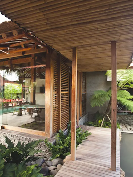 Jalan setapak dan aksen bambu di atap menambah kental nuansa tradisional Indonesia. (James Walting/Property Report)