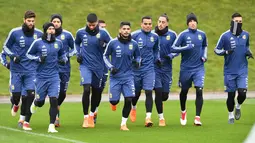 Pemain Argentina melakukan pemanasan saat sesi latihan di kompleks pelatihan City Academy di Manchester, Inggris (20/3). Timnas Argentina akan berhadapan dengan Italia pada pertandingan persahabatan 23 Maret di Ethiad Stadium. (AFP Photo/Anthony Devlin)