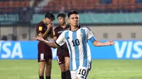 Pemain Timnas Argentina U-17, Claudio Echeverri melakukan selebrasi setelah mencetak gol ketiga timnya ke gawang Timnas Venezuela U-17 pada laga 16 besar Piala Dunia U-17 2023 di Stadion Si Jalak Harupat, Bandung, Selasa (21/11/2023). (Bola.com/Ikhwan Yanuar)