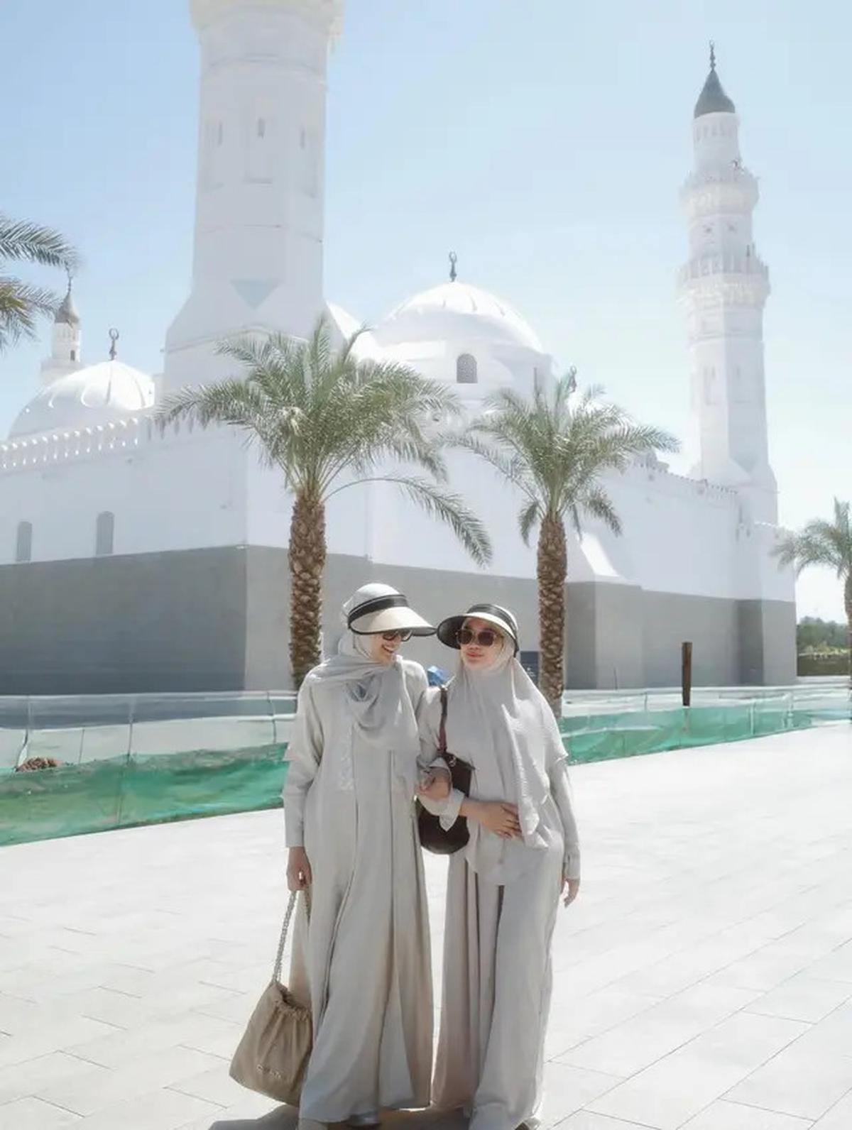 Gaya Annisa Aziza Pakai Hijab dan Baju Syar'i saat Umroh, Tampil Anggun dan Memukau
