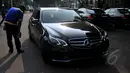 Mobil jenis Mercy E – 400 disiapkan Pemerintah untuk  membawa para Kepala Negara dalam rangkaian acara Konferensi Asia Afrika (KAA) ke-60 di Kota Jakarta dan Bandung, Jakarta, Kamis (16/4/2015). (Liputan6.com/Johan Tallo)