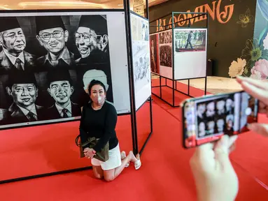 Pengunjung berfoto saat Pameran Foto Potret 7 Presiden RI dengan tema "7 Citizen No.1" di Mall Neo Soho, Jakarta, Selasa (22/11/2022). Foto-foto yang dipamerkan merupakan foto bersejarah bagi bangsa Indonesia. (Liputan6.com/Johan Tallo)