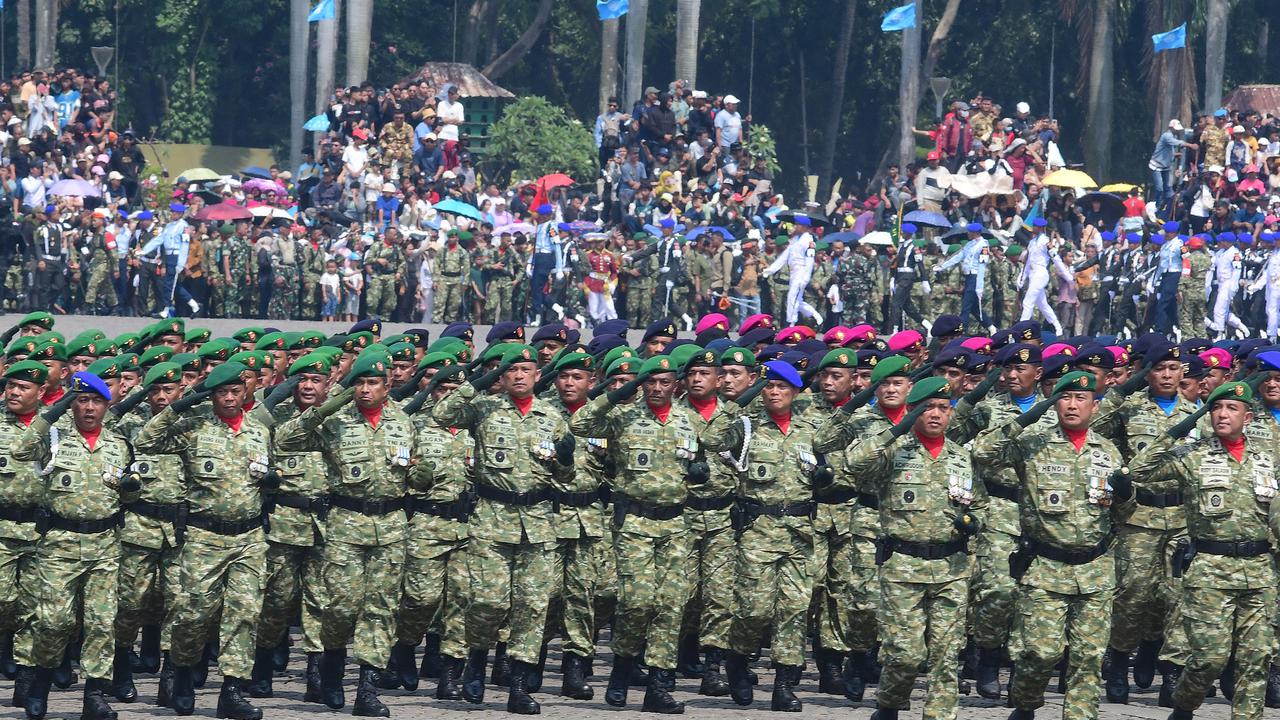 FOTO: Ribuan Warga Padati Monas Saksikan Kemegahan Parade HUT ke-80 TNI