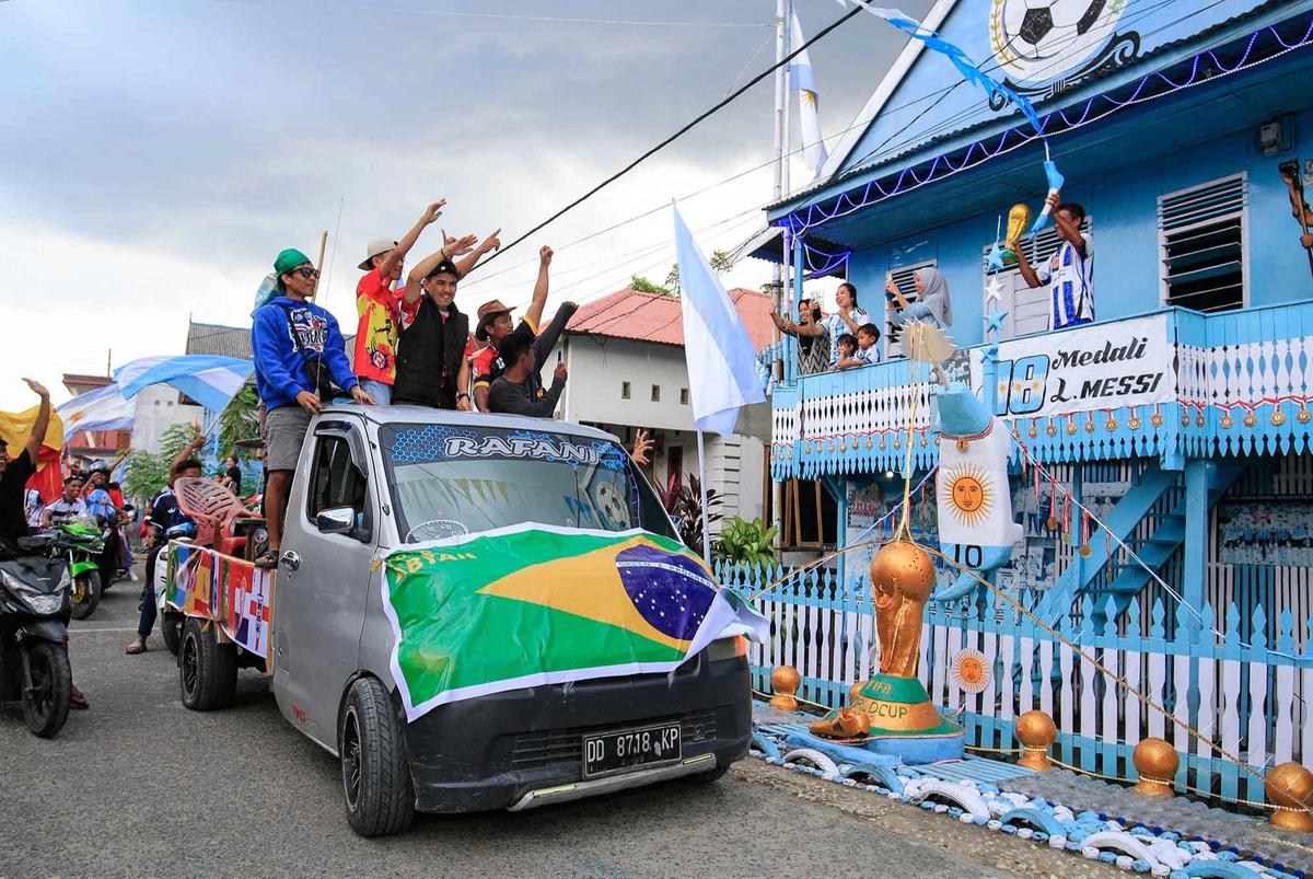 FOTO: Ratusan Warga Gelar Konvoi Sambut Piala Dunia 2026 k