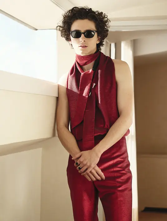 Selain busananya yang menarik perhatian, perhiasan yang dikenakan Timothee Chalamet juga tak luput dari perhatian. Aktor tampan 26 tahun ini mengenakan Cartier Collection Nail Brooch  yang dihiasi platinum, red stone, dam berlian. Ia juga mengenakan  Cincin Cartier Collection, 2004 yang dihiasi emas putih, dan  mata Hawk. Serta Cincin Cartier Collection, 1999 berhiaskan emas putih dan onyx. (Foto: Dok/Cartier).