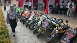Bareskrim Mabes Polri mengungkap kasus tindak pidana pencucian uang (TPPU) dari peredaran narkoba dengan barang bukti berupa aset seperti tanah, kendaraan, uang tunai, dan lainnya senilai sekitar Rp221 miliar. (Liputan6.com/Angga Yuniar)