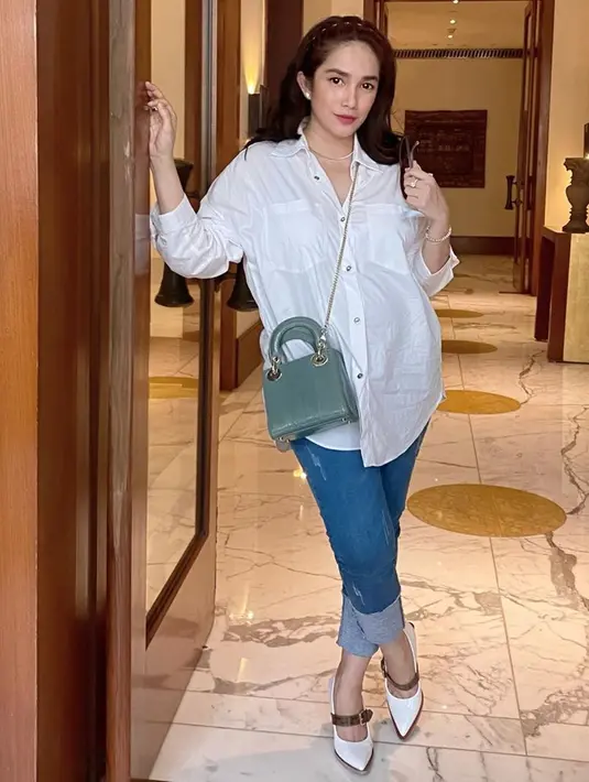 Demi ASI yang melimpah untuk sang buah hati, Ussy pun rela makan apapun, termasuk sayur-mayur yang tak disukainya. Dalam channel Youtubenya, Andhika dan Ussy menceritakan momen merawat Sakalingga Ibra Pratama. (Instagram/ussypratama)